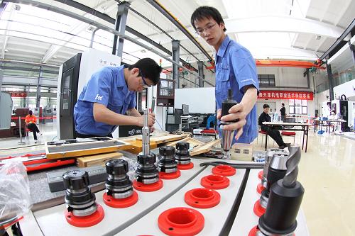 6月24日,參賽選手在對加工部件進(jìn)行精確測量。當(dāng)日,來自國內(nèi)的42只代表隊(duì)參加了2010年全國職業(yè)院校技能大賽的高職組數(shù)控技術(shù)—復(fù)雜部件造型、多軸聯(lián)動編程與加工技能比賽。2010年全國職業(yè)院校技能大賽是由教育部、天津市人民政府等16部門共同主辦,有來自全國37個省、市、自治區(qū)、計(jì)劃單列市的近4000名選手齊聚天津,通過大賽展示我國職業(yè)教育的風(fēng)采和教育教學(xué)改革的豐碩成果。新華社記者 劉海峰 攝