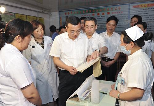 6月24日至25日,中共中央政治局常委、國(guó)務(wù)院副總理李克強(qiáng)在河北考察調(diào)研。這是6月24日,李克強(qiáng)在平山縣回舍鎮(zhèn)中心衛(wèi)生院了解醫(yī)療保障和公共衛(wèi)生服務(wù)等情況。新華社記者 黃敬文 攝