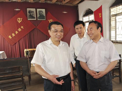 6月24日至25日,中共中央政治局常委、國(guó)務(wù)院副總理李克強(qiáng)在河北考察調(diào)研。這是6月24日,李克強(qiáng)專程前往西柏坡瞻仰中共中央舊址。新華社記者 黃敬文 攝