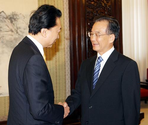 8月17日,國務(wù)院總理溫家寶在北京中南海會(huì)見日本前首相、民主黨前黨首鳩山由紀(jì)夫率領(lǐng)的民主黨議員代表團(tuán)。新華社記者 姚大偉 攝
