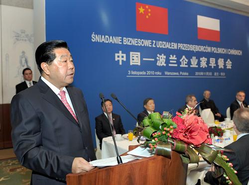11月3日,全國(guó)政協(xié)主席賈慶林在波蘭首都華沙出席中波企業(yè)家早餐會(huì)并發(fā)表講話。新華社記者 馬占成 攝