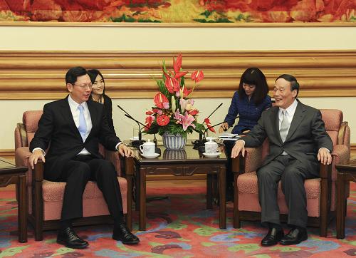 11月30日,國(guó)務(wù)院副總理王岐山在北京中南海會(huì)見香港金融管理局總裁陳德霖率領(lǐng)的香港銀行公會(huì)代表團(tuán)。新華社記者 李學(xué)仁 攝