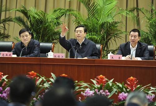 12月23日,中央企業(yè)負(fù)責(zé)人會(huì)議在北京召開。中共中央政治局委員、國務(wù)院副總理張德江出席會(huì)議并講話。新華社記者 謝環(huán)馳 攝