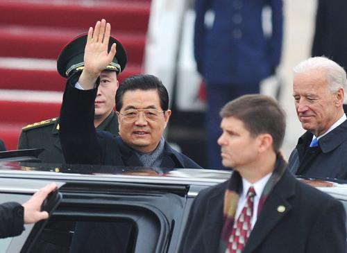 當(dāng)?shù)貢r間1月18日,中國國家主席胡錦濤乘專機抵達華盛頓安德魯斯空軍基地,開始對美國進行國事訪問。新華社記者 黃敬文 攝
