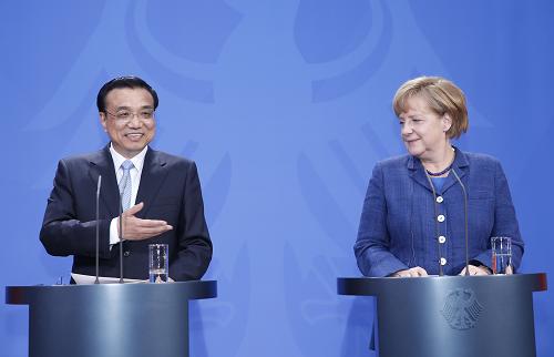 5月26日,中國國務院總理李克強在柏林與德國總理默克爾舉行會談后共同會見記者。新華社記者 鞠鵬 攝