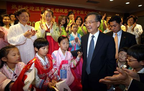 5月29日,中國國務(wù)院總理溫家寶在首爾視察首爾中國文化中心。新華社記者 姚大偉 攝