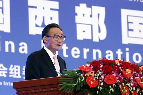 9月26日,中共中央政治局常委、全國人大常委會委員長吳邦國在四川成都出席第五屆中國西部國際合作論壇,并發(fā)表題為《共享西部開發(fā)開放機(jī)遇 開創(chuàng)互利共贏美好明天》的主旨演講。新華社記者 鞠鵬 攝