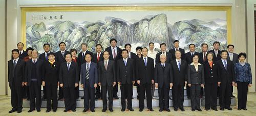12月13日,“身邊的榜樣——樹立和踐行社會(huì)主義核心價(jià)值體系先進(jìn)人物事跡報(bào)告會(huì)”在北京人民大會(huì)堂舉行。中共中央政治局常委、全國(guó)政協(xié)主席賈慶林出席會(huì)議并講話。這是賈慶林等會(huì)前與先進(jìn)人物合影。新華社記者 黃敬文 攝