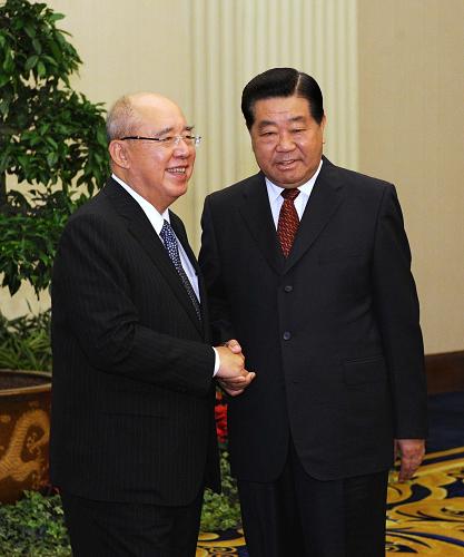 5月6日,中共中央政治局常委、全國(guó)政協(xié)主席賈慶林在成都會(huì)見(jiàn)前來(lái)出席第七屆兩岸經(jīng)貿(mào)文化論壇的中國(guó)國(guó)民黨榮譽(yù)主席吳伯雄。新華社記者 饒愛(ài)民 攝