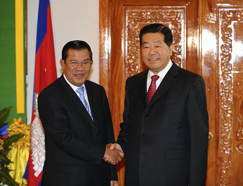 12月3日,全國政協(xié)主席賈慶林在金邊會見柬埔寨首相洪森。新華社記者 李濤 攝