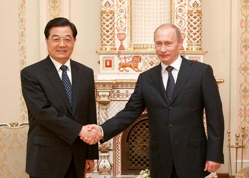 6月17日,國家主席胡錦濤在莫斯科會見俄羅斯總理普京。 新華社記者 龐興雷 攝