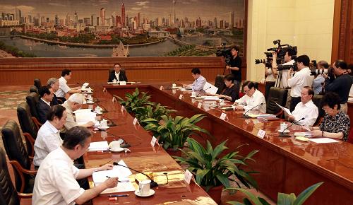 吳邦國主持召開十一屆全國人大常委會第四十五次委員長會議 6月11日,全國人大常委會委員長吳邦國在北京人民大會堂主持召開十一屆全國人大常委會第四十五次委員長會議。 新華社記者龐興雷攝