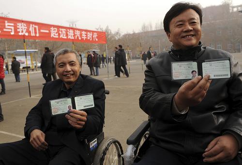 12月2日,濟南市民陳強(左)和石慶剛展示剛領(lǐng)到的濟南市首批殘疾人機動車駕駛員駕照。當日,在“濟南市首屆機動車殘疾人駕駛員結(jié)業(yè)儀式”上,山東省濟南市交管部門向首批7名殘疾人機動車駕駛員發(fā)放了駕駛執(zhí)照。據(jù)了解,這7名殘疾人機動車駕駛員經(jīng)過2個月的專門培訓并考核合格后獲得機動車駕駛執(zhí)照,他們所駕駛的車輛必須在具備資質(zhì)的汽修廠進行改裝后方可上路。新華社發(fā)