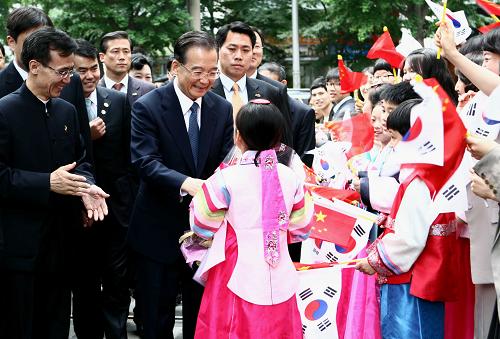5月29日,中國國務(wù)院總理溫家寶在首爾視察首爾中國文化中心。新華社記者 姚大偉 攝