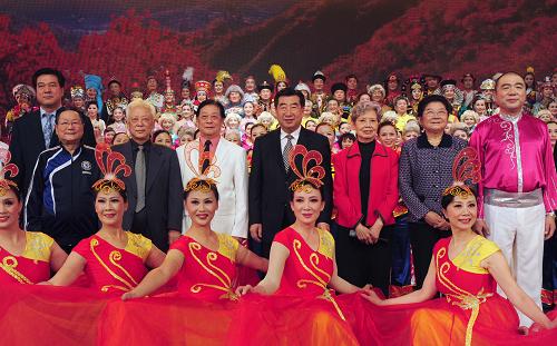 10月13日晚,在我國傳統(tǒng)節(jié)日——重陽節(jié)即將到來之際,中國老年藝術(shù)團(tuán)《紅葉風(fēng)采》大型文藝晚會在北京舉行。中共中央政治局委員、國務(wù)院副總理、全國老齡工作委員會主任回良玉,全國人大常委會副委員長周鐵農(nóng),全國人大常委會原副委員長顧秀蓮,與全國各族各界1000多位老年人歡聚一堂,共慶佳節(jié)。 這是晚會后回良玉等領(lǐng)導(dǎo)同志與演員合影。 新華社記者 張鐸 攝