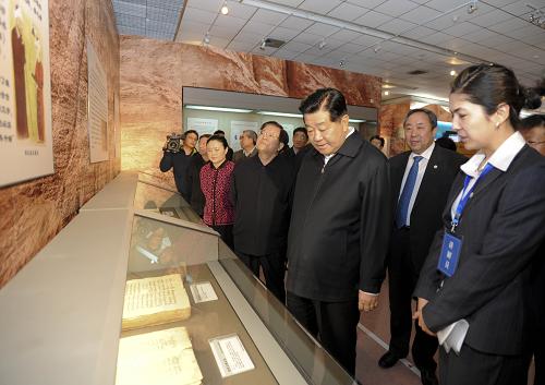 2月18日,中共中央政治局常委、全國政協(xié)主席賈慶林來到國家圖書館,參觀正在這里舉辦的“西域遺珍——新疆歷史文獻暨古籍保護成果展”。 新華社記者 謝環(huán)馳 攝