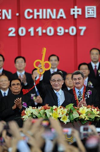 9月7日,全國(guó)人大常委會(huì)委員長(zhǎng)吳邦國(guó)在廈門(mén)出席第十五屆中國(guó)國(guó)際投資貿(mào)易洽談會(huì)開(kāi)館式。新華社記者 張國(guó)俊 攝