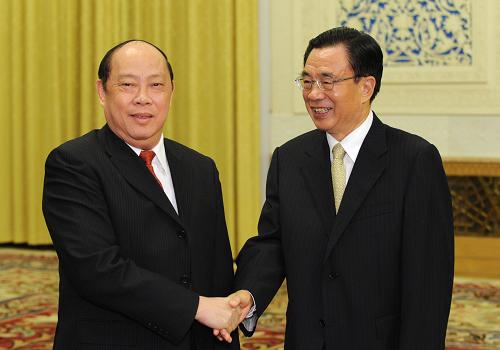 7月17日,中共中央政治局常委、中央紀(jì)委書記賀國強(qiáng)在北京人民大會(huì)堂會(huì)見由越南共產(chǎn)黨中央政治局委員、中央書記處書記、中央檢查委員會(huì)主任阮文芝率領(lǐng)的越共中央檢查委員會(huì)代表團(tuán)。新華社記者 黃敬文 攝