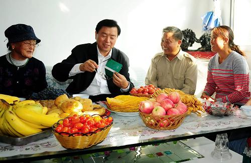 9月8日至11日,中共中央政治局委員、國務(wù)院副總理張德江在青??疾臁_@是9月10日,張德江在平安縣柳灣村與農(nóng)戶親切交談。新華社記者 吳光于 攝