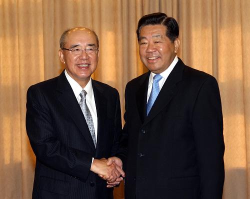 7月10日,中共中央政治局常委、全國政協(xié)主席賈慶林在長沙會見中國國民黨主席吳伯雄和應(yīng)邀出席第五屆兩岸經(jīng)貿(mào)文化論壇的部分臺灣人士。 新華社記者 劉衛(wèi)兵攝