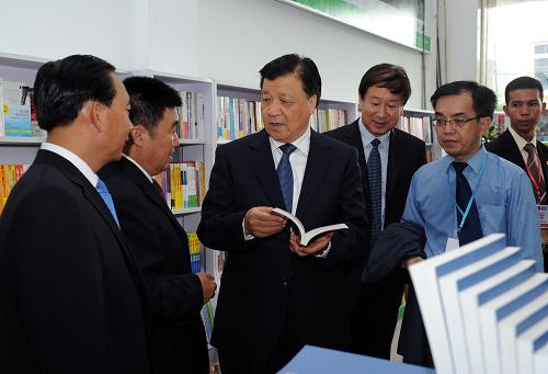 9月12日,中共中央政治局常委、中央書(shū)記處書(shū)記劉云山在柬埔寨金邊考察新知(金邊)華文書(shū)局。新華社記者 饒愛(ài)民 攝