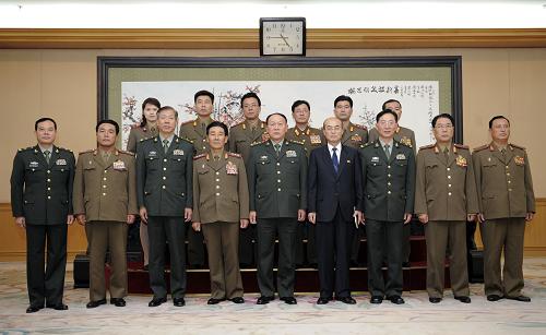 10月14日,國務(wù)委員兼國防部長梁光烈在北京八一大樓會見由朝鮮人民武力部副部長邊仁善(前左四)率領(lǐng)來華訪問的朝鮮人民軍友好參觀團(tuán)一行。 新華社記者謝環(huán)馳攝