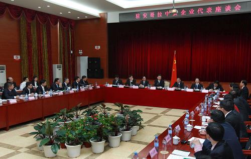 習近平出席駐安哥拉中資企業(yè)代表座談會并講話 11月20日,中國國家副主席習近平在安哥拉羅安達省基蘭巴基阿希市出席駐安哥拉中資企業(yè)代表座談會并講話。 新華社記者 王丙飛 攝