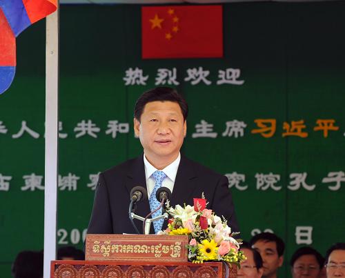 12月22日,正在柬埔寨進(jìn)行正式訪問(wèn)的中國(guó)國(guó)家副主席習(xí)近平在金邊出席柬埔寨王家研究院孔子學(xué)院掛牌儀式。這是習(xí)近平在揭牌儀式上致辭。新華社記者 李濤 攝