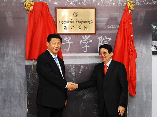 這是習(xí)近平與柬埔寨副首相索安共同為孔子學(xué)院揭牌后親切握手。新華社記者 李濤 攝
