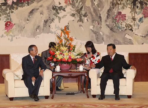 10月19日,全國(guó)政協(xié)主席賈慶林在南寧會(huì)見(jiàn)越南副總理張永仲。新華社記者劉衛(wèi)兵攝