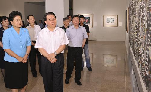 7月20日,中共中央政治局常委李長(zhǎng)春在北京中國(guó)美術(shù)館參觀“不負(fù)丹青——吳冠中紀(jì)念特展”。新華社記者 黃敬文 攝