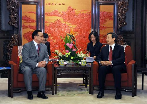 7月24日,中國國務(wù)委員兼國務(wù)院秘書長馬凱在北京中南海紫光閣會見蒙古國國家防治腐敗局局長其米格·桑嘎拉格查。新華社記者 李濤 攝