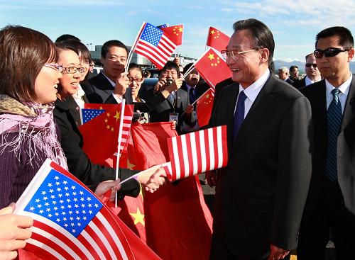 當?shù)貢r間9月11日下午,中國全國人大常委會委員長吳邦國乘專機抵達阿拉斯加州,繼續(xù)在美國的正式友好訪問。這是在安克雷奇特德·史蒂文思國際機場,吳邦國與歡迎人員握手。新華社記者 龐興雷 攝