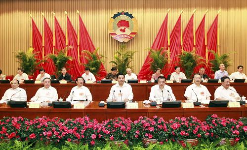 6月22日,政協(xié)十一屆全國委員會常務(wù)委員會第十次會議在北京開幕。會議的主要議題是為編制“十二五”規(guī)劃建言獻(xiàn)策。中共中央政治局常委、全國政協(xié)主席賈慶林主持開幕會。中共中央政治局常委、國務(wù)院副總理李克強(qiáng)到會作報告。新華社記者謝環(huán)馳攝