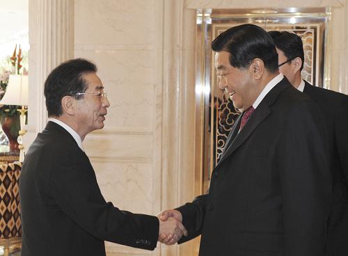 5月1日,中共中央政治局常委、全國政協(xié)主席賈慶林在上海會見前來出席上海世博會開幕式的日本首相特使、日本國家戰(zhàn)略擔(dān)當(dāng)大臣仙谷由人。新華社記者 李學(xué)仁 攝