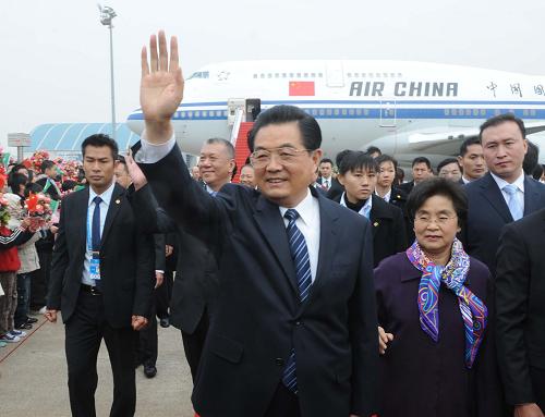 12月19日,國家主席胡錦濤乘專機抵達(dá)澳門。這是胡錦濤主席向歡迎人群揮手致意。 新華社記者樊如鈞攝