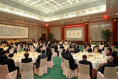 國務(wù)院參事中央文史研究館館員 迎春招待會在京舉行 1月19日,國務(wù)院參事、中央文史研究館館員2009年迎春招待會在北京舉行,全國人大常委會副委員長周鐵農(nóng),國務(wù)委員兼國務(wù)院秘書長馬凱,全國政協(xié)副主席、中央統(tǒng)戰(zhàn)部部長杜青林、全國政協(xié)副主席白立忱出席招待會,與參事、館員歡聚一堂,喜迎新春。 新華社記者 龐興雷 攝