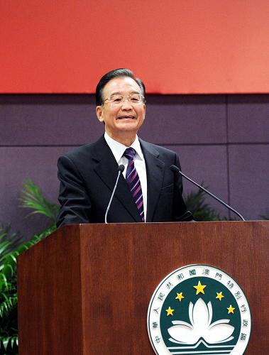 11月14日,國務(wù)院總理溫家寶在澳門旅游活動中心會見澳門各界人士代表,并發(fā)表題為《同呼吸、共命運、心連心》的演講。新華社記者 饒愛民 攝