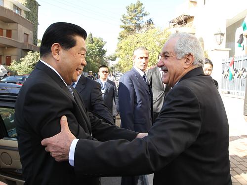 10月31日,全國政協(xié)主席賈慶林在大馬士革與敘利亞全國進(jìn)步陣線副主席卡達(dá)哈舉行會(huì)談。這是賈慶林同卡達(dá)哈在會(huì)談前握手。新華社記者 丁林 攝