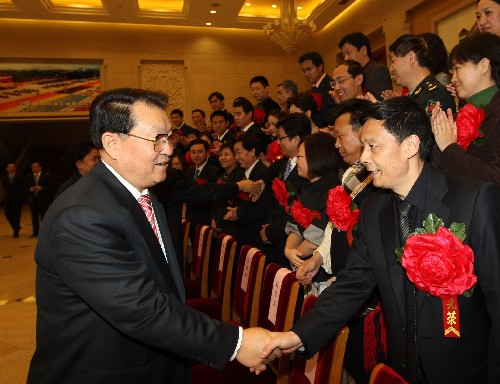 11月7日,中國記者節(jié)來臨之際,第十八屆中國新聞獎(jiǎng)、第九屆長江韜奮獎(jiǎng)?lì)C獎(jiǎng)報(bào)告會(huì)在北京舉行。中共中央政治局常委李長春出席并講話。這是會(huì)議開始前,李長春會(huì)見獲獎(jiǎng)?wù)?。新華社記者 蘭紅光 攝