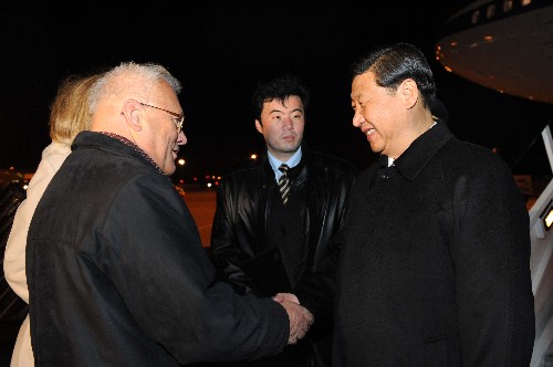 習(xí)近平抵達(dá)布達(dá)佩斯開始對(duì)匈牙利進(jìn)行正式訪問 10月15日,中國(guó)國(guó)家副主席習(xí)近平抵達(dá)布達(dá)佩斯,開始對(duì)匈牙利進(jìn)行正式訪問。匈牙利外長(zhǎng)鮑拉日到機(jī)場(chǎng)迎接習(xí)近平副主席。 新華社記者饒愛民攝