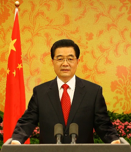 新年前夕,國家主席胡錦濤通過中國國際廣播電臺、中央人民廣播電臺和中央電視臺,發(fā)表題為《共同推進人類和平與發(fā)展的崇高事業(yè)》的新年賀詞。 新華社記者 鞠鵬 攝