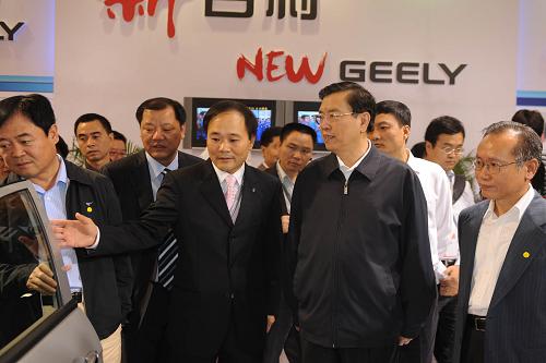 9月25日,中共中央政治局委員、國務(wù)院副總理張德江參觀第三屆中國國際汽車零部件博覽會。新華社記者 丁林 攝