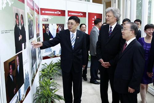 7月15日,中俄友好、和平與發(fā)展委員會(huì),中國(guó)人民對(duì)外友好協(xié)會(huì),中國(guó)俄羅斯友好協(xié)會(huì)在北京舉辦《中俄睦鄰友好合作條約》簽署10周年慶祝酒會(huì)暨中俄合作成就圖片展。 這是酒會(huì)前,中國(guó)國(guó)務(wù)委員戴秉國(guó)(前右一),俄羅斯駐華大使拉佐夫,中國(guó)人民對(duì)外友好協(xié)會(huì)、中國(guó)俄羅斯友好協(xié)會(huì)會(huì)長(zhǎng)陳昊蘇(左一)參觀中俄合作成就圖片展。新華社記者 龐興雷 攝