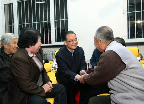 這是1月1日,溫家寶在大慶市黎明社區(qū)的老年人照料室和大家聊起家常。新華社記者 蘭紅光 攝