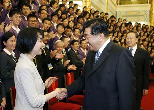 7月19日,中共中央政治局常委、全國(guó)政協(xié)主席賈慶林在北京人民大會(huì)堂會(huì)見(jiàn)第十屆海外杰青匯中華交流團(tuán)和2010新紀(jì)元行政管理精英培訓(xùn)計(jì)劃訪京團(tuán)成員。新華社記者 劉建生 攝