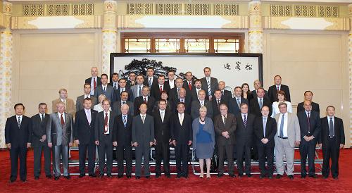 5月26日,中共中央政治局常委、全國(guó)人大常委會(huì)委員長(zhǎng)吳邦國(guó)在北京人民大會(huì)堂會(huì)見來(lái)華出席中歐政黨高層論壇的歐方政黨領(lǐng)導(dǎo)人。 新華社記者 馬占成 攝