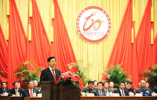 4月17日,紀(jì)念新中國航空工業(yè)創(chuàng)建60周年大會(huì)在北京人民大會(huì)堂舉行。中共中央政治局委員、國務(wù)院副總理張德江出席大會(huì)并講話。新華社記者 王建華 攝