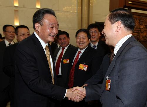 3月5日,中共中央政治局常委、全國人大常委會委員長吳邦國來到他所在的十一屆全國人大三次會議安徽代表團(tuán),與代表們共同審議政府工作報告。新華社記者 姚大偉 攝