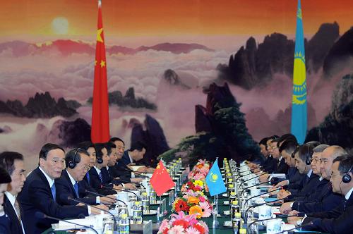 12月4日,中國和哈薩克斯坦合作委員會第五次會議在北京舉行。會議由委員會雙方主席中國國務(wù)院副總理王岐山和哈薩克斯坦第一副總理舒克耶夫共同主持。 新華社記者謝環(huán)馳攝